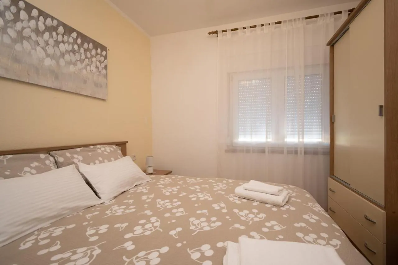 Apartment Povljana 6298B